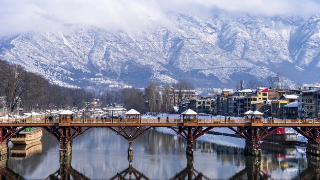 Kashmir merupakan 'surga dunia' keindahan alam yang telah menjadi wilayah rawan konflik yang menjadi sengketa utama pemicu Pakistan dan India kerap berperang.