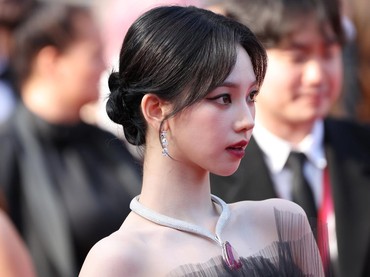 img-title Hadiri Festival Cannes, Karina aespa Bersinar Pakai Kalung Rp17 M