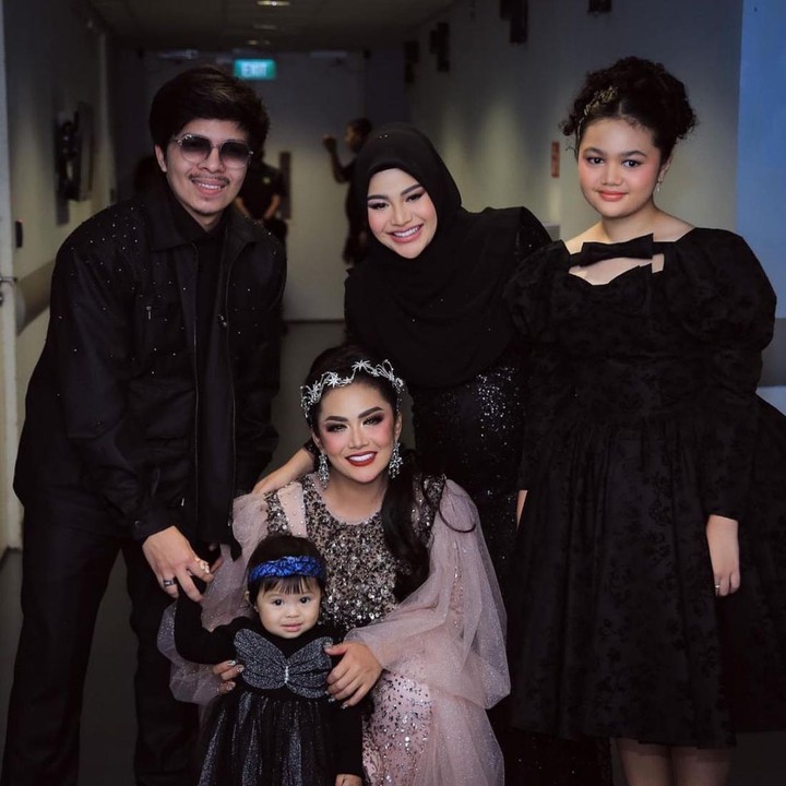 <p>Baru-baru ini, Aurel Hermansyah terbang ke Singapura untuk tampil bersama suaminya di konser sang Bunda, Krisdayanti. Dalam konser tersebut, Aurel tampil cantik mengenakan gaun dan hijab berwarna hitam. (Foto: Instagram @aurelie.hermansyah/ @attahalilintar)</p>