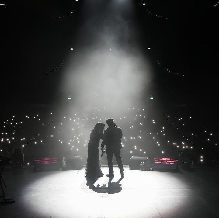 <p>Aurel dan Atta memang sengaja pergi ke Singapura untuk menonton konser Krisdayanti. Sejak mengumumkan kabar kehamilan keduanya, Aurel memang tak membatasi aktivitasnya di dunia hiburan, Bunda. (Foto: Instagram @aurelie.hermansyah/ @attahalilintar)</p>