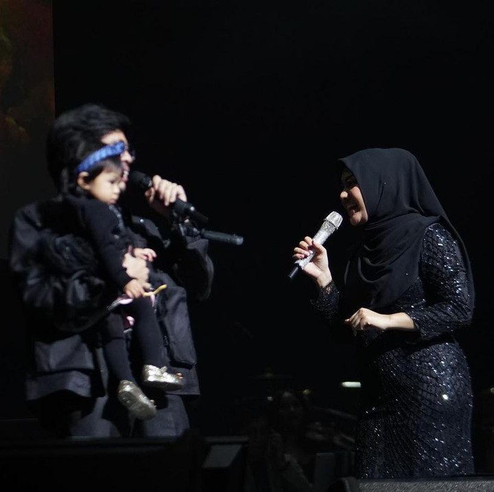 <p>Aurel dan Atta juga membawa serta anak meraka, Ameena, ke atas panggung nih. Ameena tampak digendong sang Ayah dan enggak rewel selama acara berlangsung. (Foto: Instagram @aurelie.hermansyah/ @attahalilintar)</p>