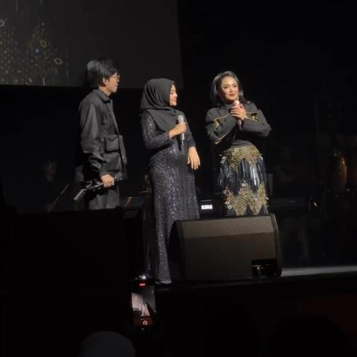 <p>Saat tampil di atas panggung, Krisdayanti juga terlihat menemani anak dan menantunya itu, Bunda. Rona bahagia terlihat jelas dari Krisdayanti yang sebentar lagi akan dikaruniai cucu kedua. (Foto: Instagram @aurelie.hermansyah/ @attahalilintar)</p>