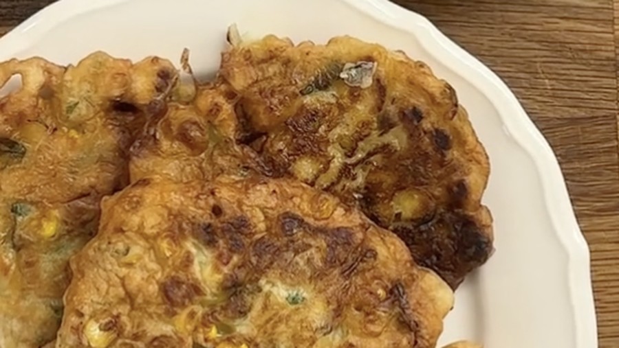 Bikin Bakwan Jagung&comma; Bule Ini Diberi Saran oleh Netizen Indonesia