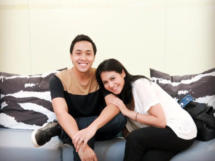 Jarang Diekspose, Ini Deretan Potret Mesra Caca Tengker dan Suami