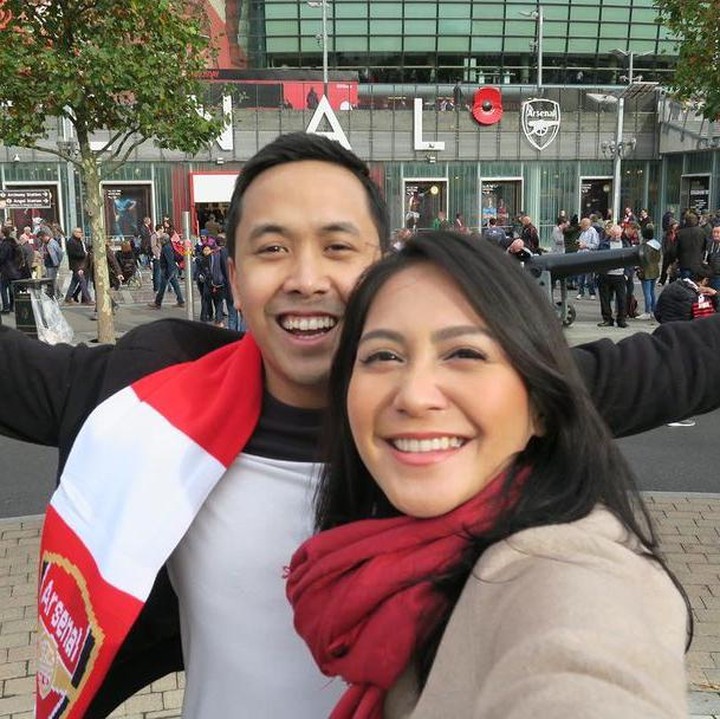 <p>Barry bercerita, ia mulai bersikap lebih terbuka sekarang karena dorongan Caca Tengker. "Di tahun 2022 ini gue di paksa sama @cacatengker untuk lebih sering nge post. Yes di paksa udah bukan di suruh lagi (selama ini caca selalu nyuruh tapi selalu gagal). Untuk yang kenal deket sama gue, gue orang yang cukup private dan kurang suka ter expose. Tapi gue pengen coba keluar dari comfort zone and give this thing a try," ujar Barry. (Foto: Instagram @cacatengker)</p>