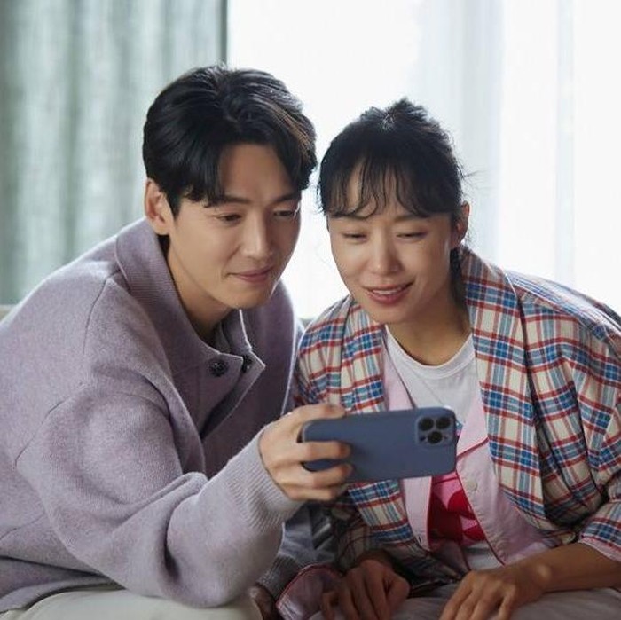 Crash Course in Romance menceritakan kehidupan instruktur matematika terkenal yang menjalin cinta dengan seorang ibu tunggal berubah menjadi misterius ketika beberapa siswa menjadi korban./ Foto: soompi.com
