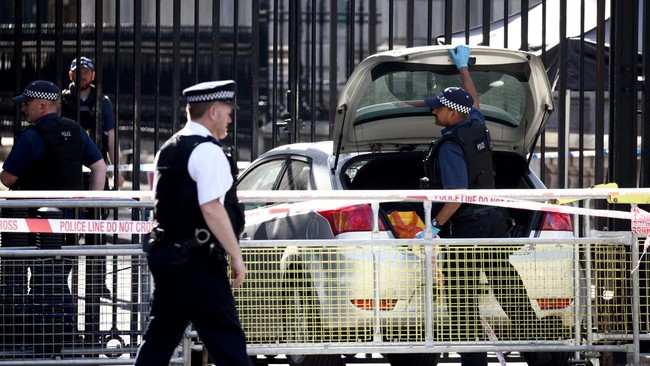 Seorang pria telah ditangkap polisi usai mobilnya menerobos dan menabrak gerbang Downing Street, tempat yang menjadi kantor dan kediaman PM Inggris Rishi Sunak.