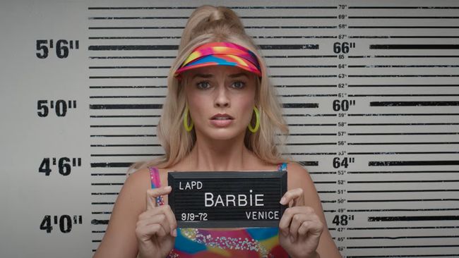Trailer terbaru menampilkan kehebohan Barbie dan Ken di dunia nyata, seperti ditangkap polisi hingga dikejar CEO perusahaan mainan.
