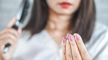 9 Penyebab Rambut Rontok Parah, Kurang Nutrisi hingga Pengaruh Obat