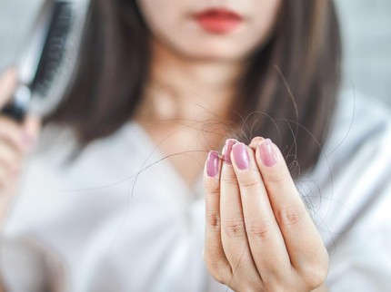 13 Cara Mengatasi Rambut Rontok Secara Alami, Mudah Dilakukakan di Rumah