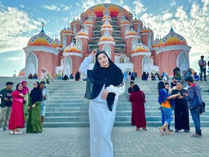 Gaya Hijab ala Inara Rusli yang Anggun dan Mudah Dikombinasi, Lengkap dengan Tutorialnya!