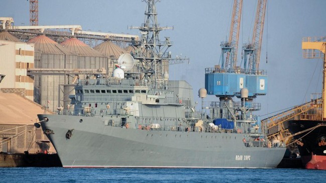 Ukraina memamerkan detik-detik ketika drone mereka membidik satu kapal mata-mata Rusia, Ivan Khurs, yang sedang berlayar di perairan Turki pada Rabu (24/5).