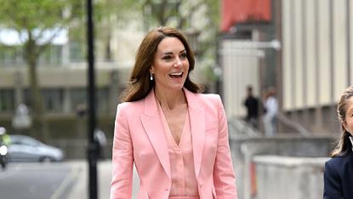 Inspirasi OOTD Bak Bangsawan, Intip Tampilan Terbaru Kate Middleton Pakai Blazer