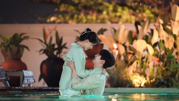 img-title Cuplikan 'King the Land', Lee Junho Gendong Mesra Yoona di Kolam Renang