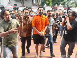Potret Mario Dandy Pakai Sandal Jepit Jelang Dibawa ke Kejari Jaksel