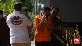 Mario Dandy Berusaha Tutupi Wajah di Kejari, Shane Menunduk