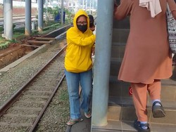 Sempitnya Peron 3 dan 4 Stasiun Serpong, Pengguna KRL Harus Melipir