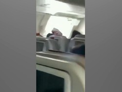 Momen Pintu Pesawat Asiana Airlines Terbuka Sesaat Sebelum Landing