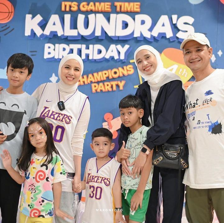 <p>Kalundra anak Tya Ariestya berayakan ulang tahun pada awal Mei kemarin, Bunda. Pesta ulang tahun ini diadakan di lapangan basket denga tema Game Time. (Foto: Instagram: @tya_ariestya)</p>