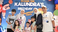 <p>Kalundra anak Tya Ariestya berayakan ulang tahun pada awal Mei kemarin, Bunda. Pesta ulang tahun ini diadakan di lapangan basket denga tema Game Time. (Foto: Instagram: @tya_ariestya)</p>