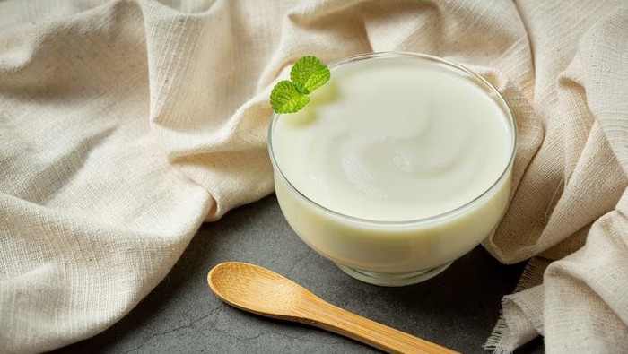 Yogurt jadi minuman sehat lain yang baik untuk meredakan nyeri menstruasi.