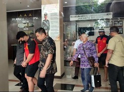 Resmi Dilimpahkan ke Jaksa, Mario Dandy dan Shane Pakai Rompi Tahanan Merah