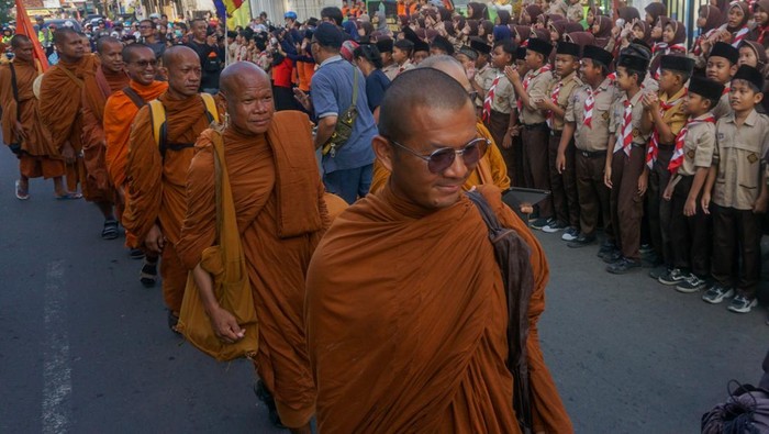 Fakta Tradisi Thudong Yang Dilakukan Biksu Thailand Sampai Jalan Kaki