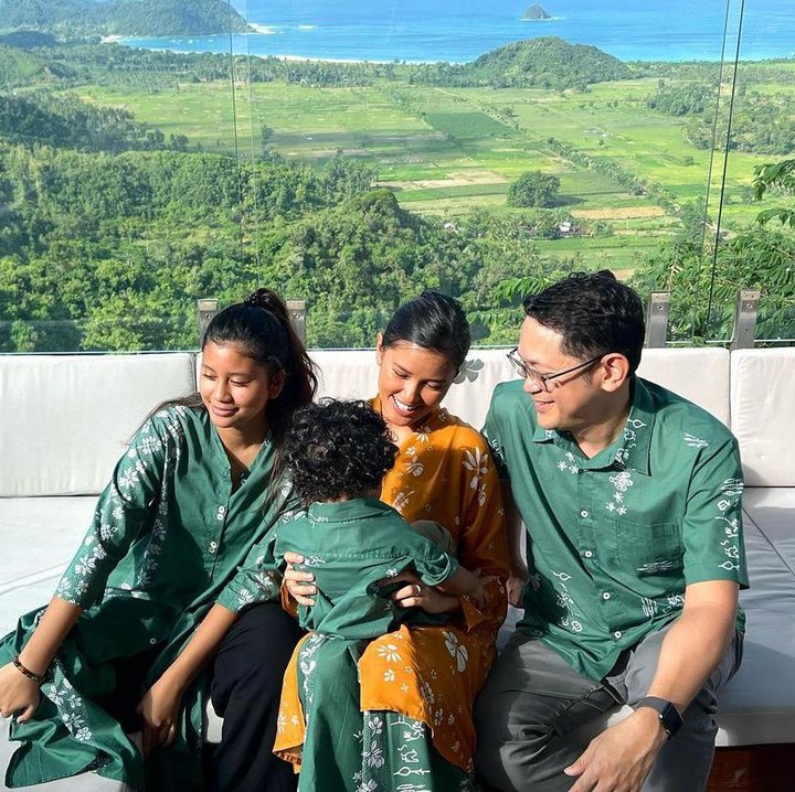 <p>Sudah dikaruniai dua anak dan hidup bahagia bersama suami barunya, Titi Radjo selalu terlihat bahagia.<em> "It’s so happy to be here with my lovely little family,"</em> ujarnya. (Foto: Instagram @titiradjopadmaja)</p>