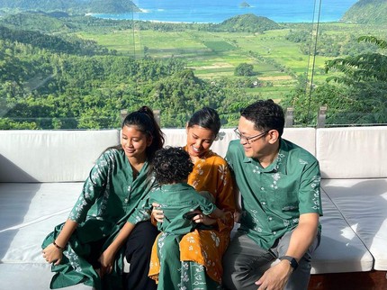 Terpopuler: Potret Titi Radjo Bareng Suami & Anak-anak