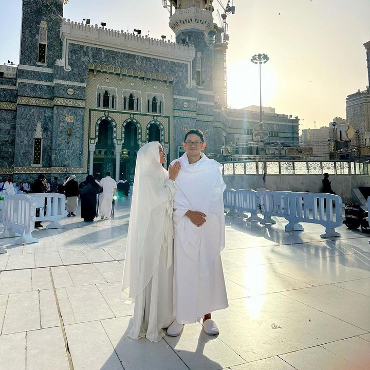 <p>Belum lama ini, Titi Radjo dan Adrianto juga telah melakukan ibadah umrah di bulan suci Ramadan<em>. "Terimakasih suamiku yg udh ajak aku kembali kesini, ditengah kesibukan dia di kantor, sempet ketunda terus tp akhirnya ketemu waktu yg pas... di awal ramadhan,</em>" tulis Titi Radjo. (Foto: Instagram @titiradjopadmaja)</p>