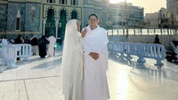 <p>Belum lama ini, Titi Radjo dan Adrianto juga telah melakukan ibadah umrah di bulan suci Ramadan<em>. "Terimakasih suamiku yg udh ajak aku kembali kesini, ditengah kesibukan dia di kantor, sempet ketunda terus tp akhirnya ketemu waktu yg pas... di awal ramadhan,</em>" tulis Titi Radjo. (Foto: Instagram @titiradjopadmaja)</p>