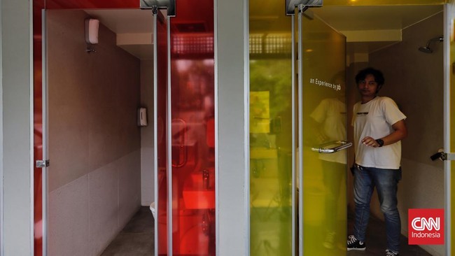 FOTO: Menjajal Toilet Transparan Viral di Jakarta