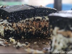Wajib Cicip! Martabak Arang Asli Bangka yang Hitam Legam dan Legit Rasanya