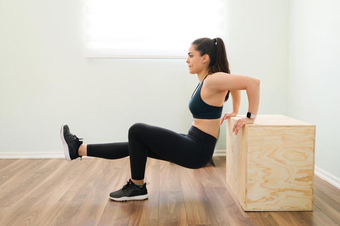 Tricep dips, salah satu cara mengecilkan lengan/Foto: Freepik/tonodiaz