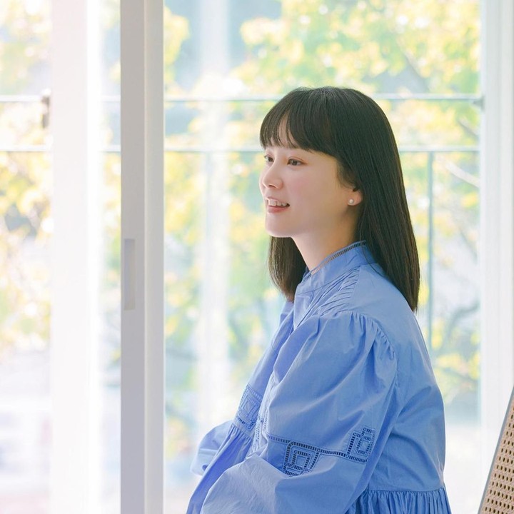 <p>Sejak menikah dan hamil anak pertama, Yoon Seung Ah memang sudah jarang tampil di layar kacar. Wanita yang tahun ini genap 40 tahun itu lebih banyak menghabiskan waktu bersama suaminya yang juga aktor film ternama di Negeri Ginseng. (Foto: Instagram @doflwl)</p>
