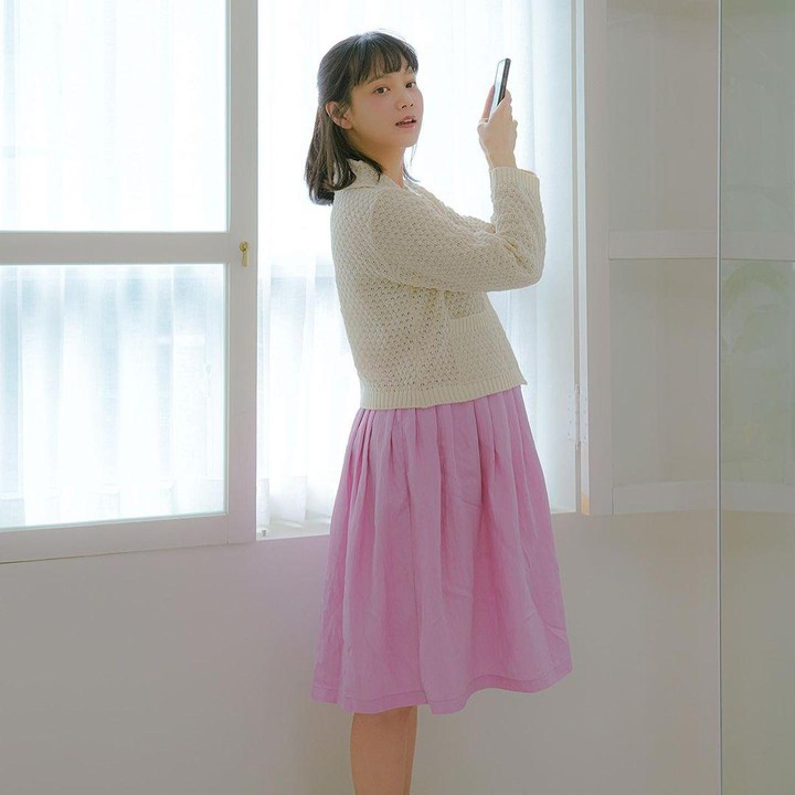 <p>Jelang persalinan, Yoon Seung Ah mulai rutin membagikan kabar kehamilannya di media sosial. Pemian drama Korea <em>Moon Embracing the Sun</em> ini kerap pamer baby bump kehamilannya. (Foto: Instagram @doflwl)</p>