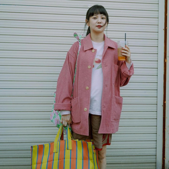 <p>Di kehamilan pertamanya ini, Yoon Seung Ah sering banget mendapatkan pujian dari netizen. Banyak yang bilang Bumil yang satu ini makin glowing selama hamil. (Foto: Instagram @doflwl)</p>