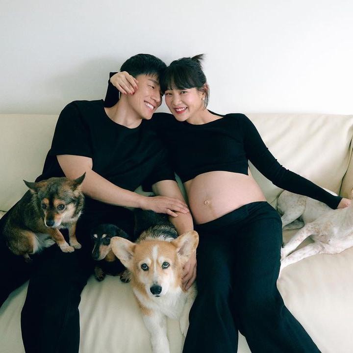 <p>Selain quality time dengan suami, Yoon Seung Ah juga kerap menghabiskan waktunya selama hamil bersama anjing peliharaan. Ia menganggap semua hewan peliharaannnya ini bagian dari keluarga, yang akan melindungi anaknya kelak. (Foto: Instagram @doflwl)</p>
