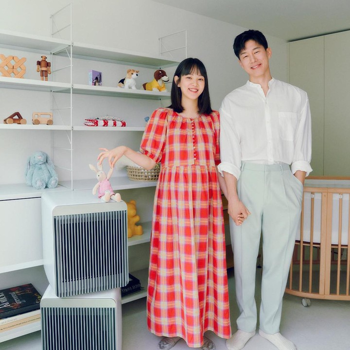 <p>Pasangan artis Korea Selatan, Yoon Seung Ah dan Kim Mu Yeol, tengah menanti kehadiran anak pertama nih. Saat ini, Yoon Seung Ah sedang menjalani kehamilan pertamanya sejak menikah tahun 2015 dengan Kim Mu Yeol. (Foto: Instagram @doflwl)</p>
