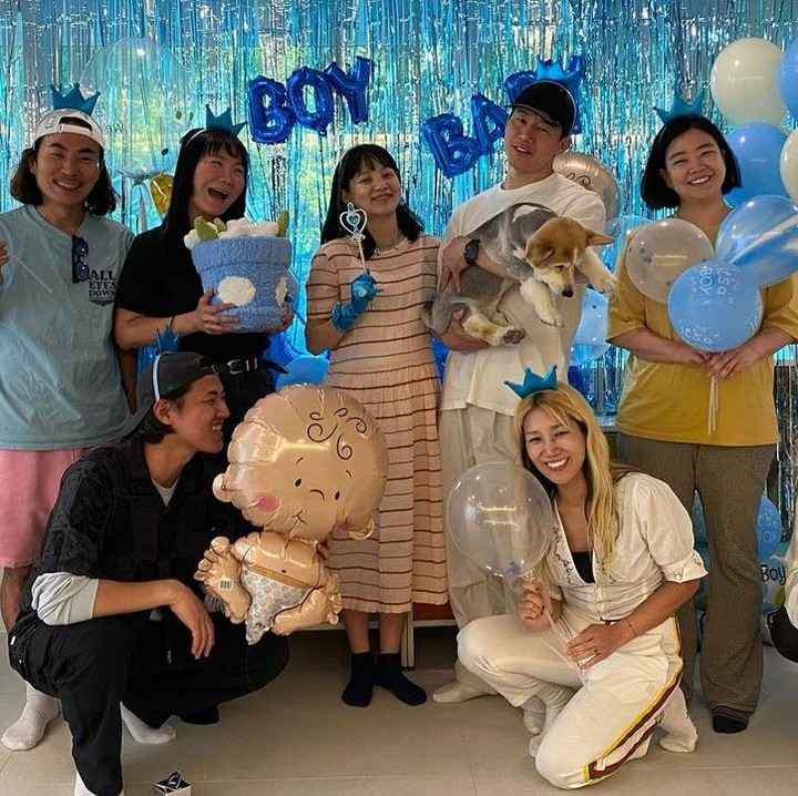 <p>Belum lama ini, Yoon Seung Ah menggelar pesta kehamilannya bersama kerabat dan teman dekat. Dalam foto itu, diketahui sepertinya jenis kelamin anak pertama Yoon Seung Ah adalah laki-laki. (Foto: Instagram @doflwl)</p>