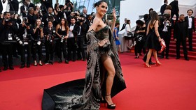 Cinta Laura Tampil Glamor dengan Gaun Rancangan Tex Saverio di Cannes