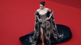 FOTO: Glamornya 'Ratu Pantai Selatan' ala Cinta Laura di Cannes