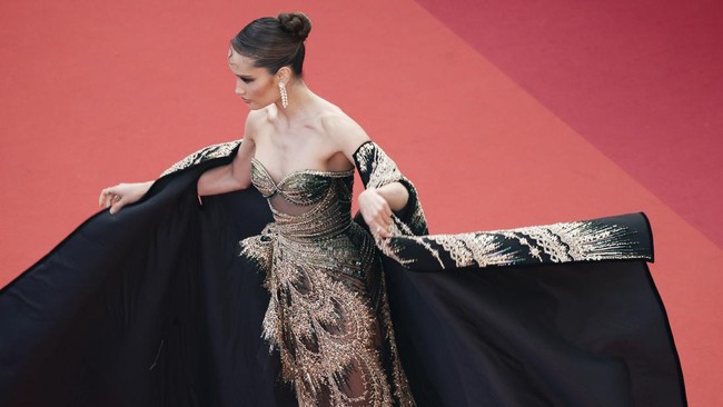 FOTO: Glamornya 'Ratu Pantai Selatan' ala Cinta Laura di Cannes