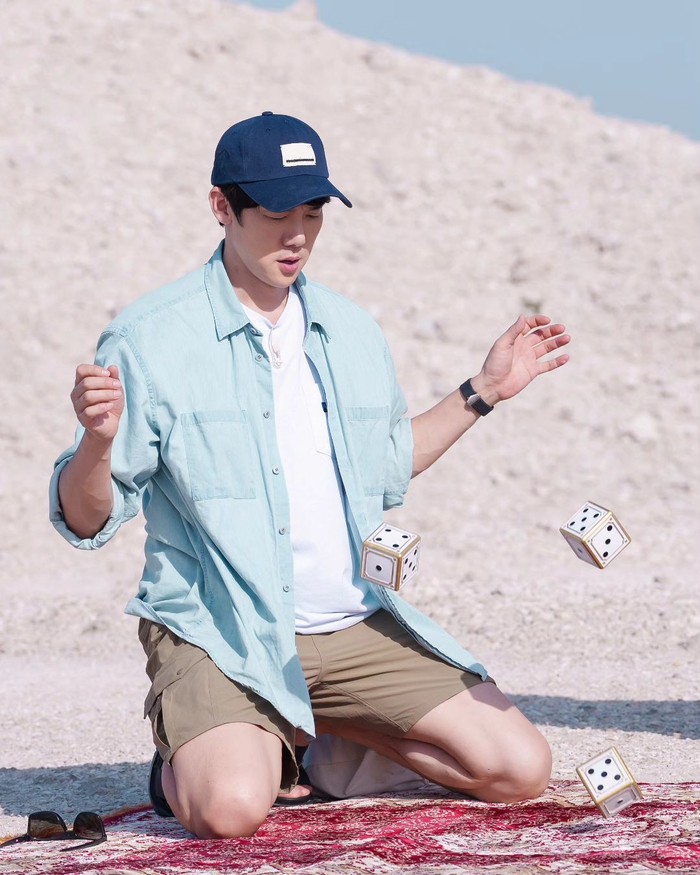 Di sisi lain, Yoo Yeon Seok sedang melempar tiga buah dadu di atas karpet yang digelar di atas pasir putih. Ekspresi fokus sang aktor membuat publik semakin penasaran dengan permainan yang dijalankan oleh acara Bro & Marble./ Foto: soompi.com