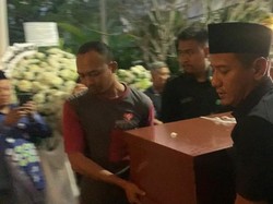 Jenazah Sarwono Kusumaatmadja Tiba di Rumah Duka, Disambut Tangis Keluarga