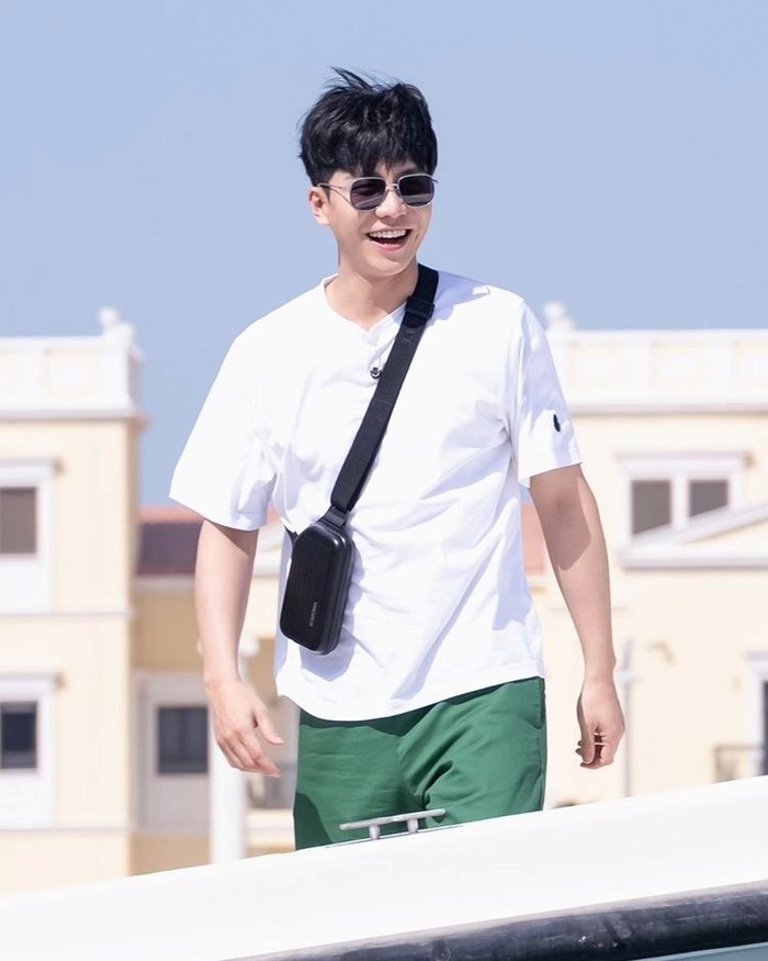 Lee Seung Gi tampil keren dengan outfit casual, sling bag di bahu, dan kacamata hitam yang tampak memancarkan aura menawannya. Sang artis serba bisa tersebut siap memulai perjalanan dan permainan dalam acara dengan penuh semangat./ Foto: soompi.com