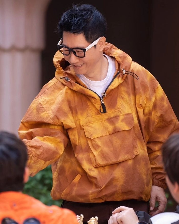 Member tetap Running Man yaitu Ji Seok Jin juga turut bergabung dalam jajaran cast Bro & Marble. Dalam still cut yang dirilis, Ji Seok Jin tampil cerah dengan OOTD dominan warna kuning yang sangat merepresentasikan pesonanya yang ceria./ Foto: soompi.com