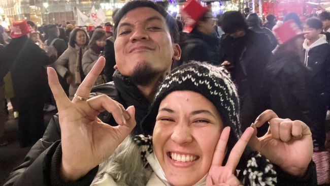Ketika datang di Pengadilan Agama Jakarta Selatan, Desta terlihat menggandeng Natasha untuk menghadiri persidangan.