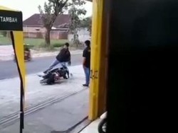 Viral Anak Ngamuk Tendang Motor Gegara Minta Trail Dibelikan Matic, Begini Faktanya