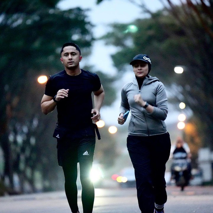 <p>Setelah menjadi pejabat, potret romantis Hengky dan Sonya jarang tersorot publik, Bunda. Keduanya hanya sesekali terlihat berlibur atau berolahraga bersama. (Foto: Instagram: @hengkykurniawan)</p>